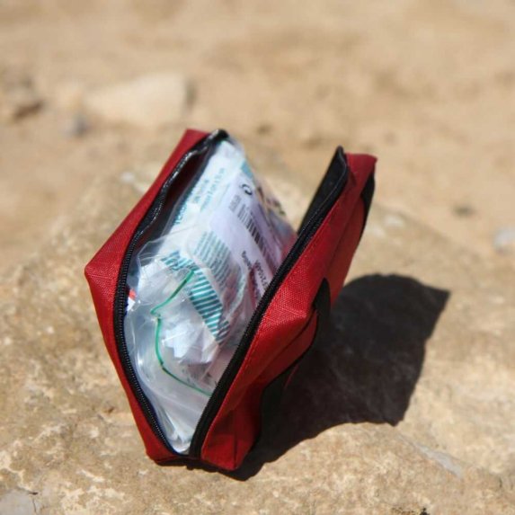 F�rstehjelpsutstyr ligger p� bakken, litt �pent. 