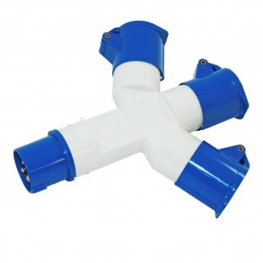 CEE-pistoke 16A ja 3 CEE-pistorasiaa