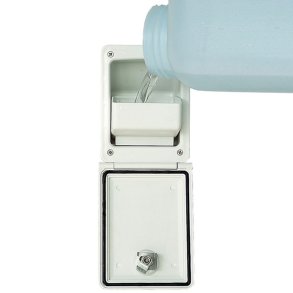 Luukku, jossa on suppilo veden tytt varten