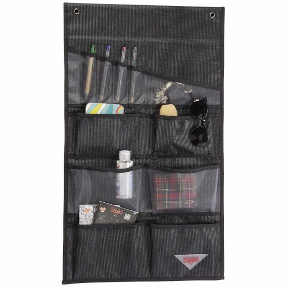 Ett svart Crespo hngfickssystem, fyllt med olika smsaker. I fickorna syns pennor, solglasgon, desinfektionsmedel, nyckelring och en plnbok, vilket illustrerar organisatrens anvndning fr frvaring av diverse freml.