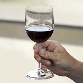 K�dess� pidett�v� muovinen BuildAGlass-viinilasi, jossa on punaviini�.