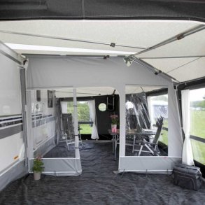 Rumdeler med vinduespanel til fortelt 