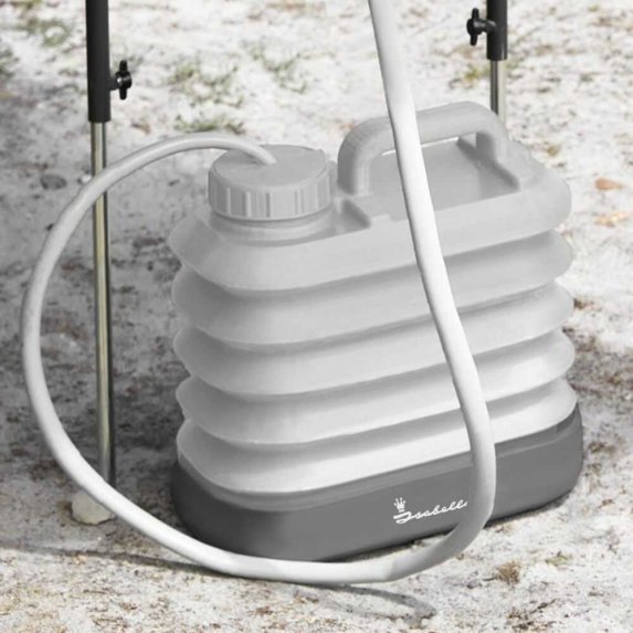 Gr� Isabella sammenleggbar 10-liters vannbeholder med b�reh�ndtak og kran, plassert p� grusunderlag.